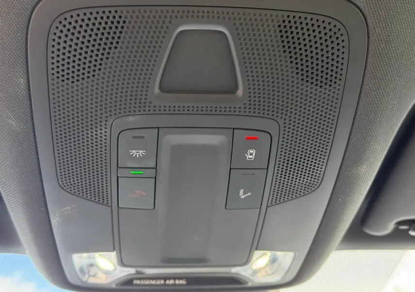 Vue intérieure du plafonnier avec commandes d'éclairage et d'assistance sur Audi A3 Sportback Bleu Navarre 2025.
