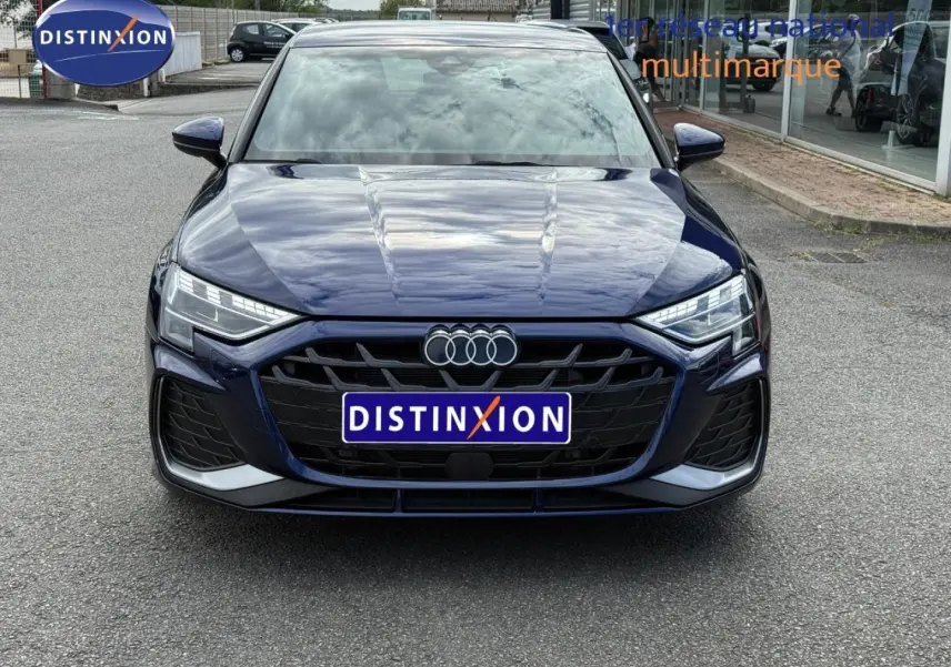 Vue frontale d'une Audi A3 Sportback 2025 bleu Navarre métallisé avec calandre noire et phares LED distinctifs.