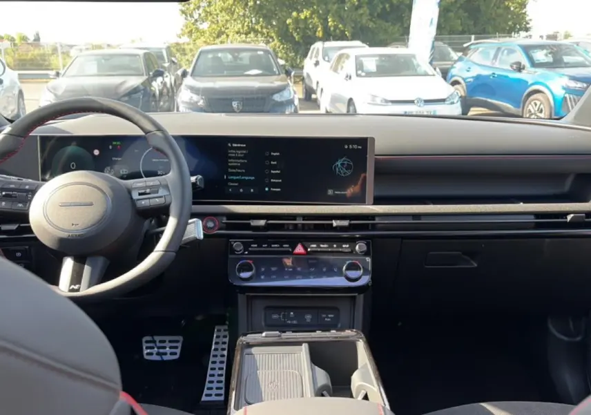 Vue intérieure avant du Hyundai Tucson 2026 gris shadow, tableau de bord moderne avec écran tactile panoramique.