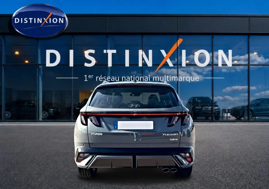 Vue arrière du Hyundai Tucson gris shadow 2026 avec feux arrière LED et double sortie d’échappement visible.