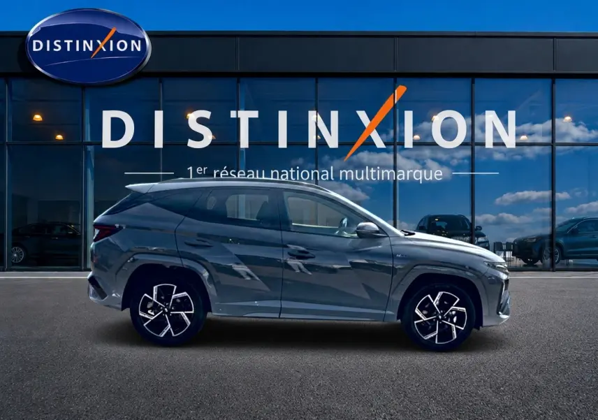Hyundai Tucson 2026 gris shadow en profil gauche, avec jantes alu distinctives et toit panoramique visible.