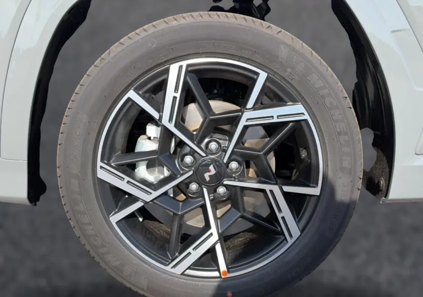 Gros plan sur la jante alu noire et argentée du côté avant droit du Hyundai Tucson gris shadow 2026 N Line Executive.