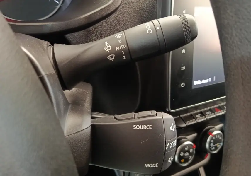 Détail du commodo multifonctions et du volant réglable du Renault Express Confort 2023, intérieur noir avec écran tactile.