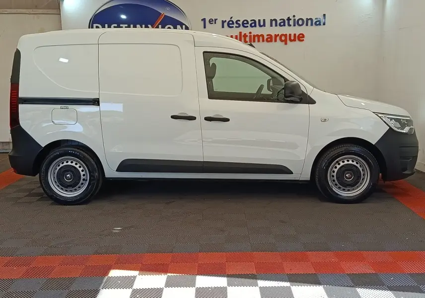 Vue de profil côté droit d’un utilitaire Renault Express blanc avec jantes acier et portes latérales pleines.