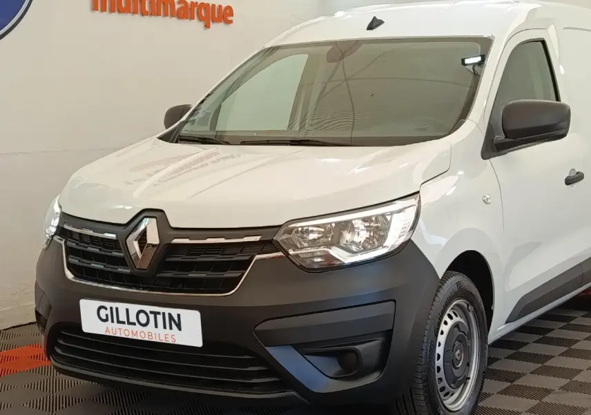 Vue 3/4 avant droite du Renault Express blanc avec calandre noire et jantes acier, en intérieur showroom.