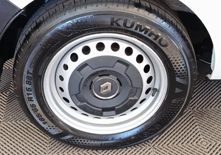 Gros plan sur la roue avant droite d’un Renault Express blanc avec jante acier et logo Renault central.