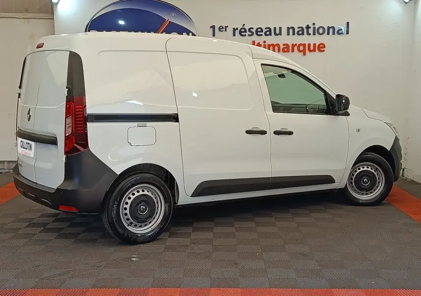 Renault Express blanc en vue profil droit, fourgon utilitaire avec jantes acier et vitres teintées arrière.