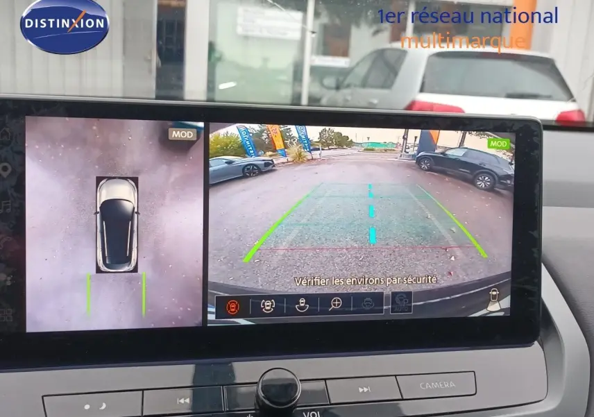 Vue intérieure de l'écran multimédia du Nissan Qashqai 2025 noir, affichant la caméra de recul et la vue 360° du véhicule.