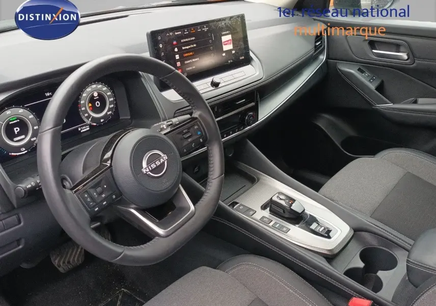 Intérieur du Nissan Qashqai e-POWER 2025 vu côté conducteur, avec tableau de bord numérique et console centrale moderne.