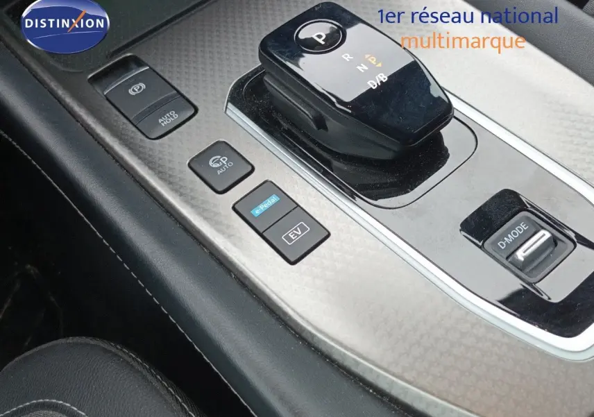 Gros plan sur la console centrale du Nissan Qashqai e-POWER 2025, avec levier de vitesse et boutons de commande en finition noire.