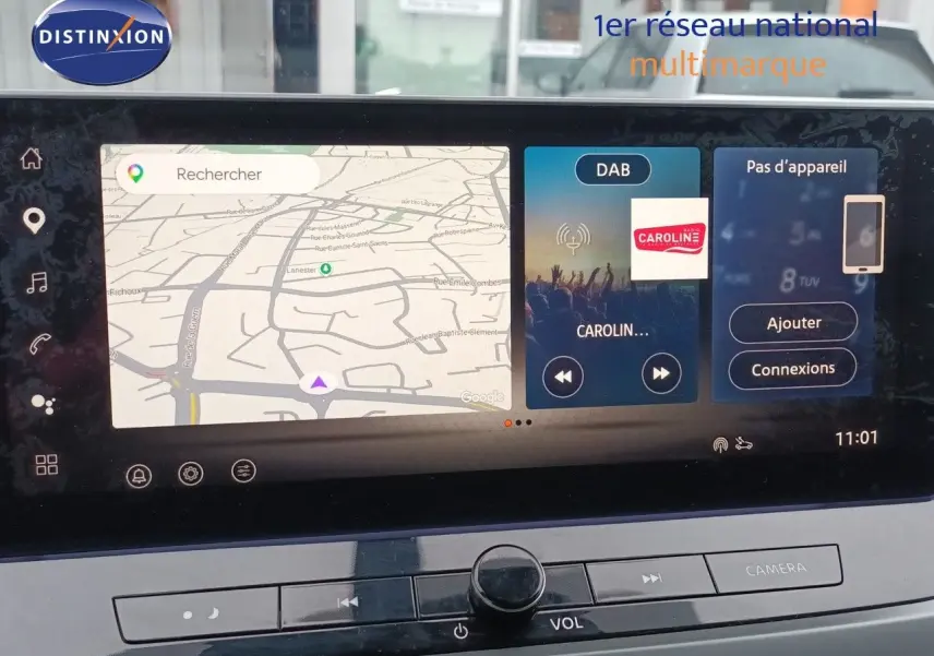 Écran tactile central du Nissan Qashqai e-POWER 2025 affichant la navigation, la radio DAB et les options de connexion smartphone.