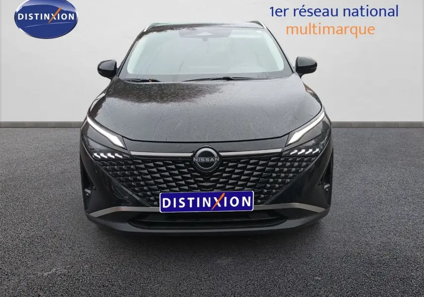 Vue avant d'un Nissan Qashqai e-POWER 2025 noir Kuro Metal avec calandre texturée et phares LED distinctifs.