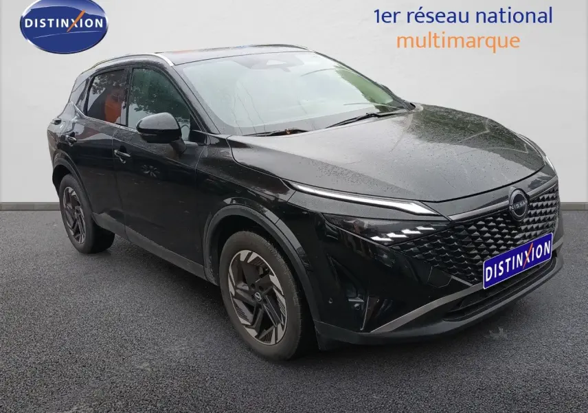 Nissan Qashqai e-POWER 2025 noir Kuro Metal en 3/4 avant gauche avec calandre et phares LED distinctifs.