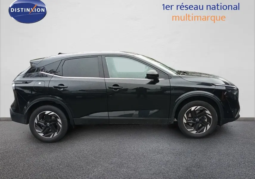Vue de profil côté gauche du Nissan Qashqai e-POWER 2025 en noir Kuro Metal avec jantes modernes et vitres teintées.