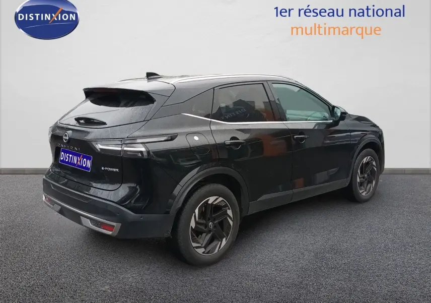 Vue 3/4 arrière droite d'un Nissan Qashqai e-POWER 2025 noir Kuro Metal avec jantes stylisées et feux LED fins.