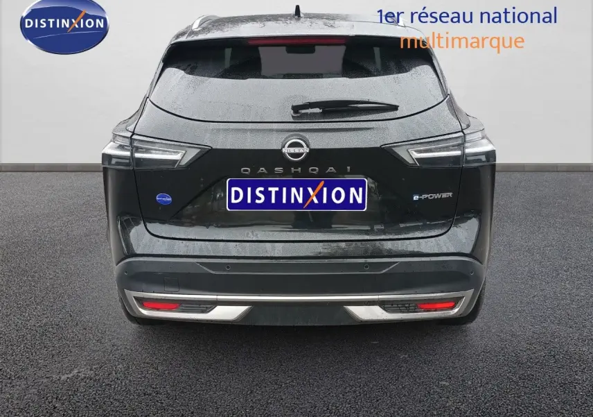 Vue arrière du Nissan Qashqai e-POWER 2025 noir Kuro Metal avec feux LED et logo distinctif e-POWER.