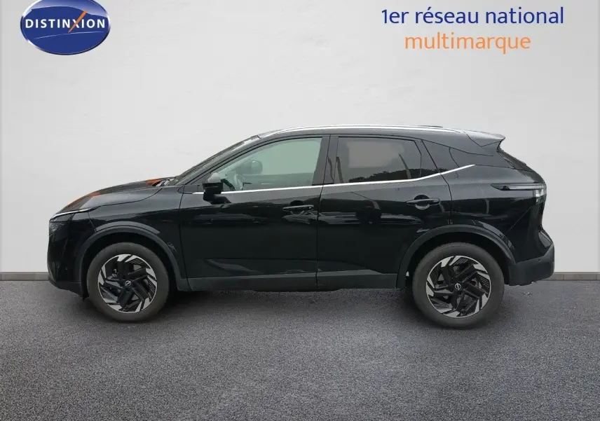 Profil côté gauche du Nissan Qashqai e-POWER 2025 noir Kuro Metal avec jantes stylisées et ligne de chrome distinctive.