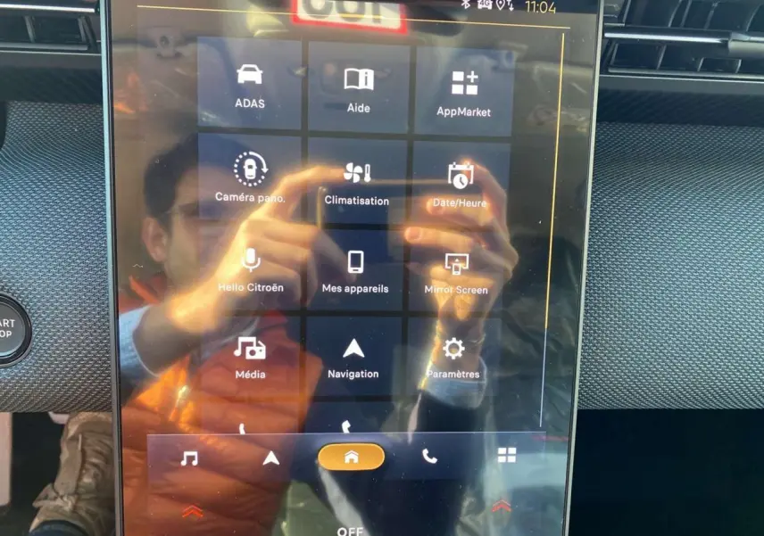 Écran tactile central du Citroën C5 Aircross 2026, affichant les menus de navigation et climatisation, intérieur moderne.
