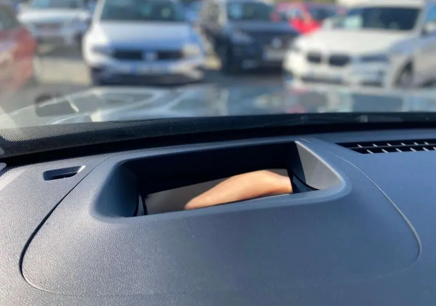 Vue intérieure du tableau de bord du Citroën C5 Aircross 2026, avec écran tête haute intégré, sans visibilité extérieure.