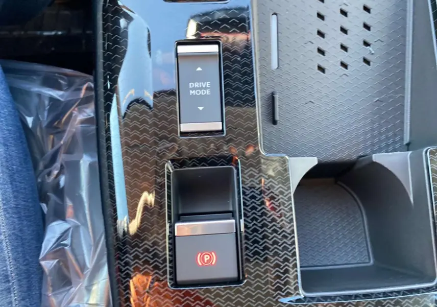 Gros plan sur la console centrale du Citroën C5 Aircross 2026, avec bouton Drive Mode et frein à main électronique.