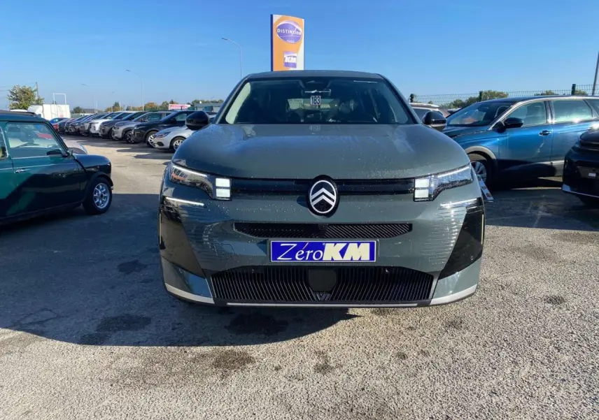 Vue frontale d'une Citroën C5 Aircross hybride 2026 vert métallisé avec calandre distinctive et logo central.