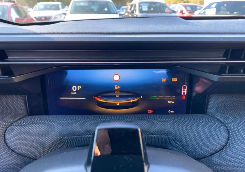 Affichage numérique du tableau de bord du Citroën C5 Aircross hybride, montrant l'autonomie et les alertes de conduite.