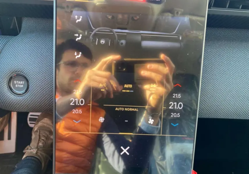 Écran tactile central du Citroën C5 Aircross 2026, avec affichage de la climatisation bi-zone et bouton Start/Stop visible.