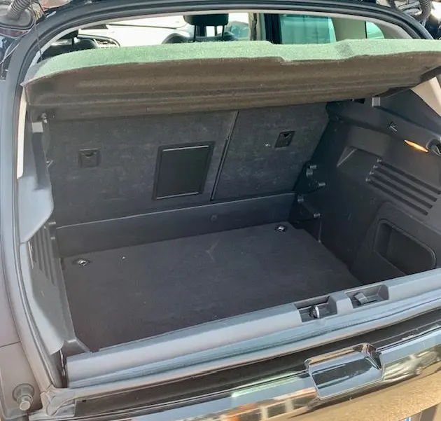 Coffre ouvert du Peugeot 3008 noir 2014, vue arrière montrant l'espace de chargement et la tablette cache-bagages.