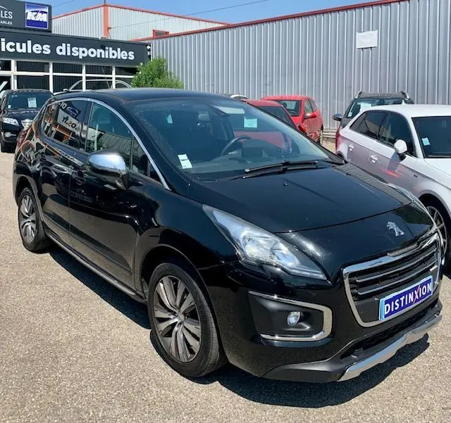 Peugeot 3008 noir vue 3/4 avant droit, avec jantes alliage et calandre distinctive sur parking extérieur.