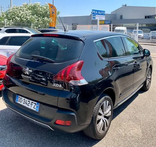 Peugeot 3008 1.6 HDI115 Allure noire vue en 3/4 arrière droit, avec feux arrière distinctifs et jantes alliage.