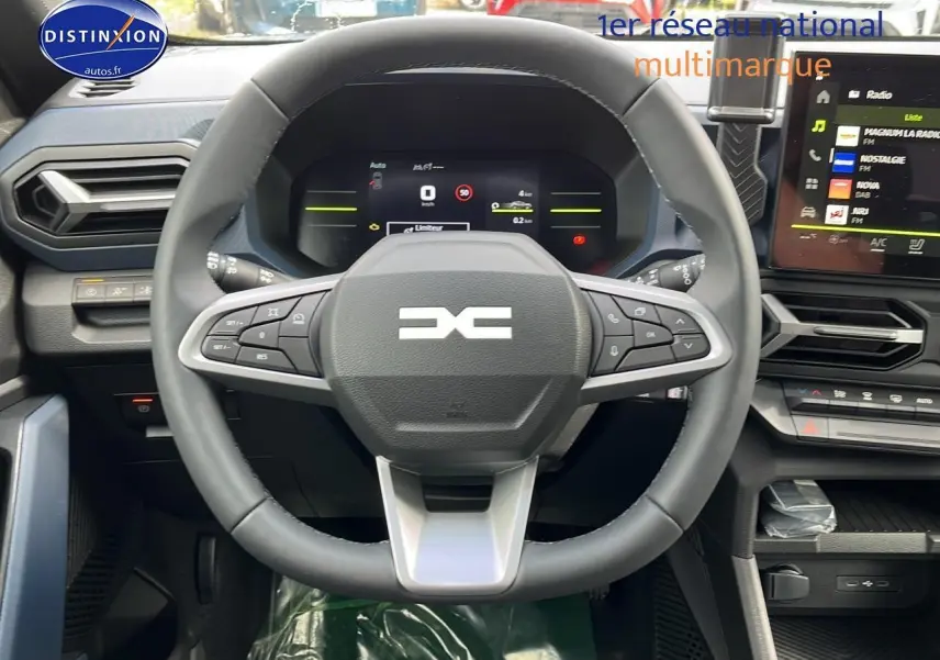 Vue frontale du volant multifonction et tableau de bord numérique du Dacia Duster 2025, intérieur noir moderne.