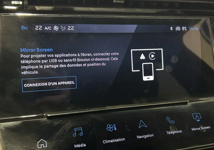 Écran tactile central de la Peugeot 308 rouge 2024 montrant l'interface Mirror Screen avec options connectivité et climatisation.