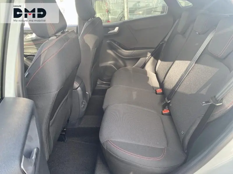 Vue intérieure côté droit des sièges arrière noirs avec surpiqûres rouges du Ford Puma Gris Cactus 2026.