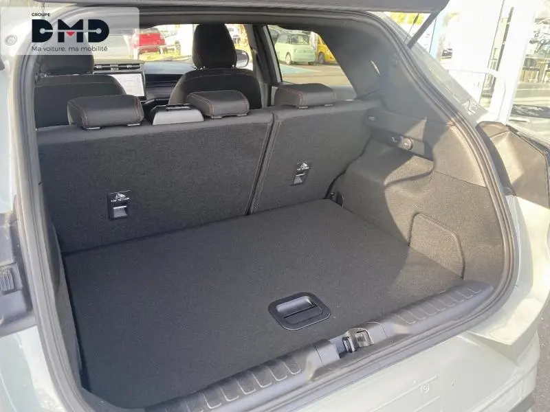 Coffre ouvert vu de l'arrière du Ford Puma gris Cactus, montrant l'espace de chargement et les sièges arrière rabattus.