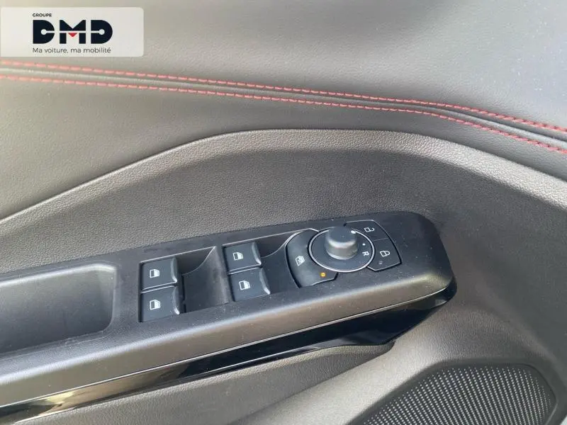 Gros plan sur la commande des vitres et rétroviseurs côté gauche, garniture noire avec surpiqûres rouges du Ford Puma Gris Cactus.