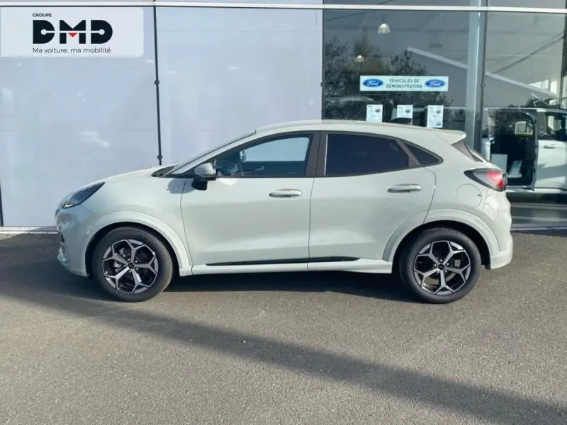 Ford Puma gris Cactus vue de profil côté gauche, avec jantes alliage et vitres surteintées.