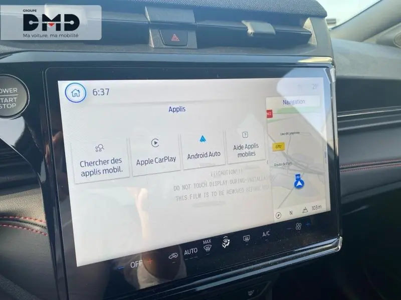 Vue rapprochée de l’écran tactile central du Ford Puma 2026 avec interface Apple CarPlay et Android Auto visible.