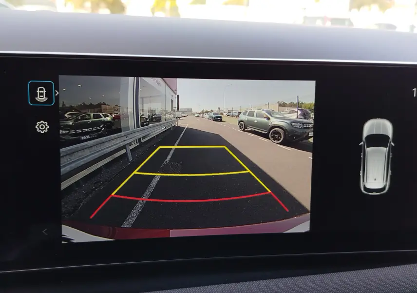 Vue caméra de recul du Hyundai Tucson Ultimate Red Métal, montrant la zone arrière avec lignes de guidage colorées.