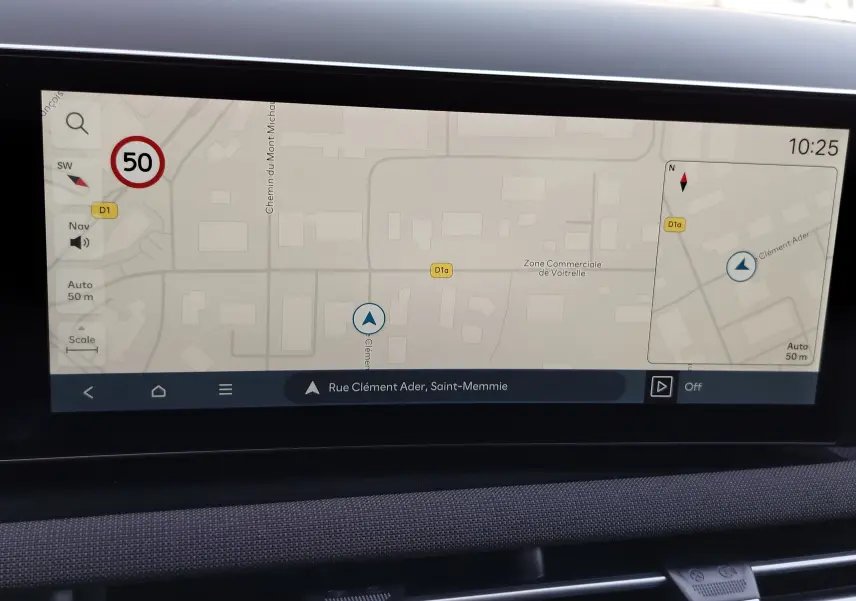Écran tactile du système de navigation du Hyundai Tucson 2024 affichant une carte avec indication de vitesse à 50 km/h.