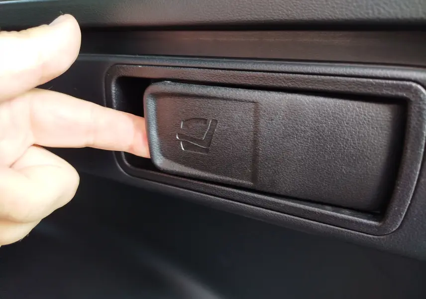 Gros plan sur la poignée de déverrouillage intérieure du siège arrière du Hyundai Tucson 2024, finition noire.