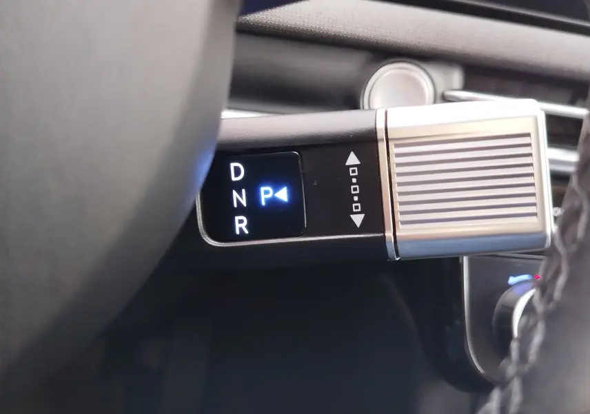 Gros plan sur la commande de boîte automatique avec affichage digital indiquant la position "P" dans un Hyundai Tucson 2024.