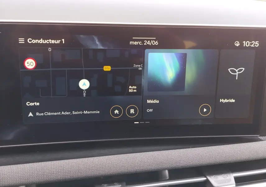 Écran central du Hyundai Tucson 2024 affichant la navigation, média éteint et mode hybride, intérieur gris clair.