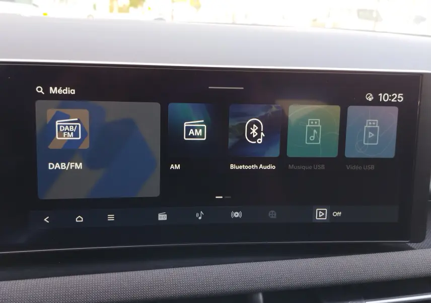 Écran tactile multimédia du Hyundai Tucson 2024 affichant les options DAB/FM, AM, Bluetooth Audio, Musique et Vidéo USB.
