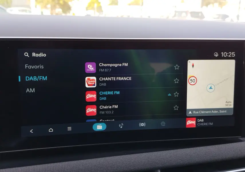 Écran tactile central du Hyundai Tucson 2024 affichant les stations radio DAB/FM et une carte de navigation.