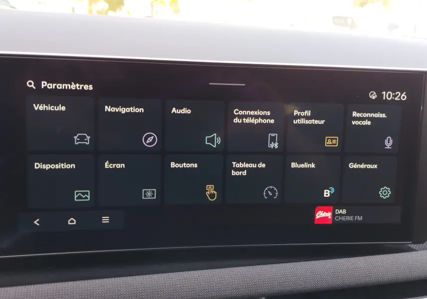 Écran tactile du système multimédia du Hyundai Tucson 2024 affichant le menu des paramètres en intérieur.