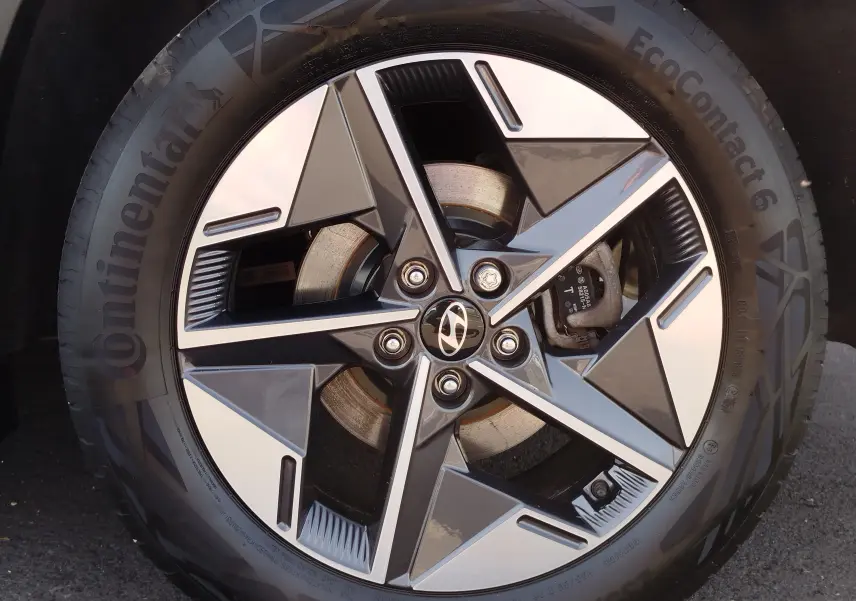 Gros plan sur la jante alliage bicolore du Hyundai Tucson 2024, soulignant le logo Hyundai au centre.
