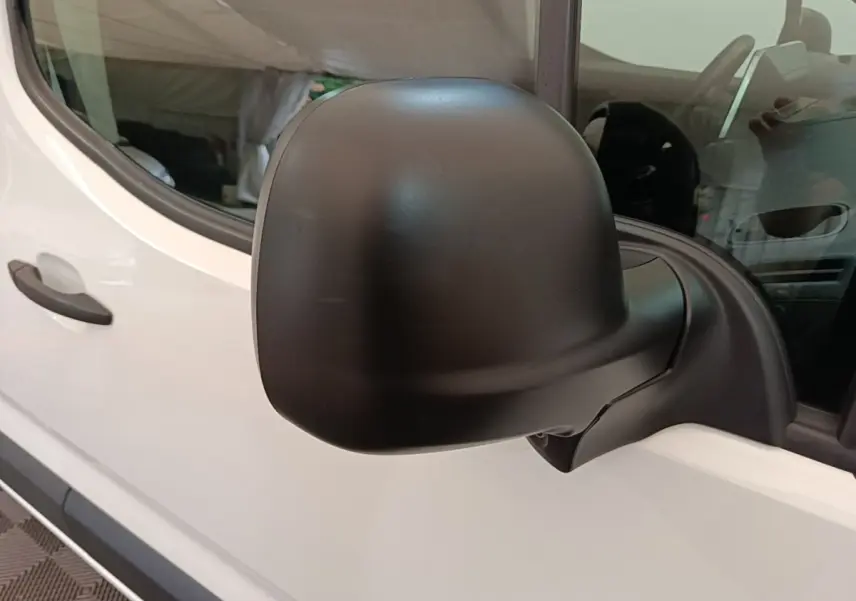 Gros plan sur le rétroviseur noir côté conducteur d'un Citroën Berlingo XL blanc, vue latérale gauche.