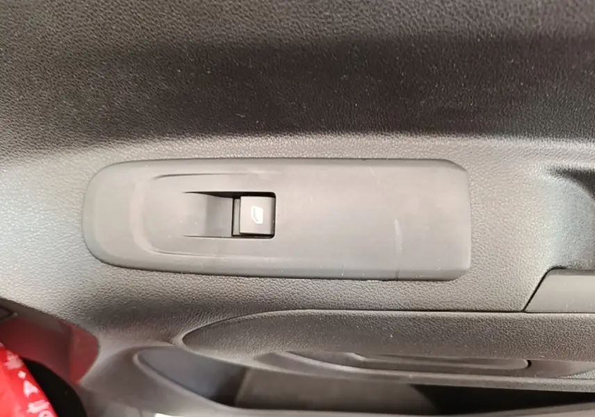 Bouton de commande de lève-vitre électrique sur la porte intérieure côté conducteur du Citroën Berlingo blanc.