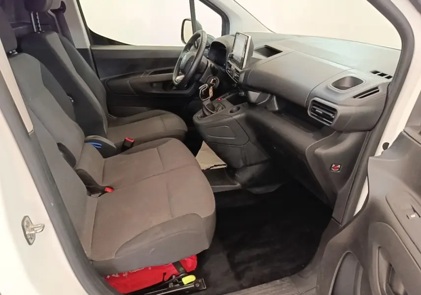 Vue intérieure côté conducteur du Citroën Berlingo XL blanc 2020, montrant sièges et tableau de bord avec écran tactile.