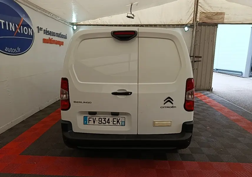 Vue arrière d’un Citroën Berlingo blanc 2020 avec portes battantes et plaques d’immatriculation françaises.